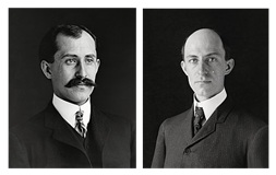 Orville und Wilbur Wright im Jahr 1905