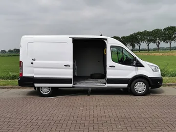 Frachtführer Transporter Ford Transit in Antwerpen Belgien